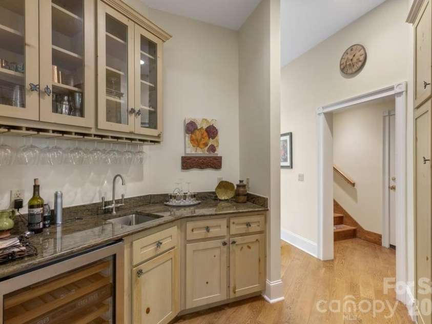 17 Sunset Trace, Highlands, NC 28741.  MLS# CAR4403993, YatesRealty ID 36901. Butler's Pantry