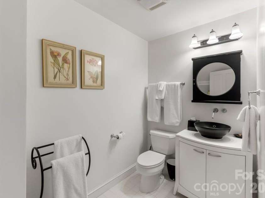 17 Sunset Trace, Highlands, NC 28741.  MLS# CAR4403993, YatesRealty ID 36901. Ensuite Guest Bath 1