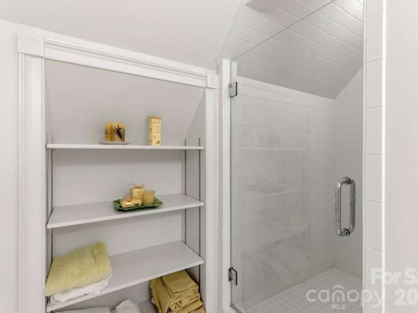 17 Sunset Trace, Highlands, NC 28741.  MLS# CAR4403993, YatesRealty ID 36901. Ensuite Guest Bath 1