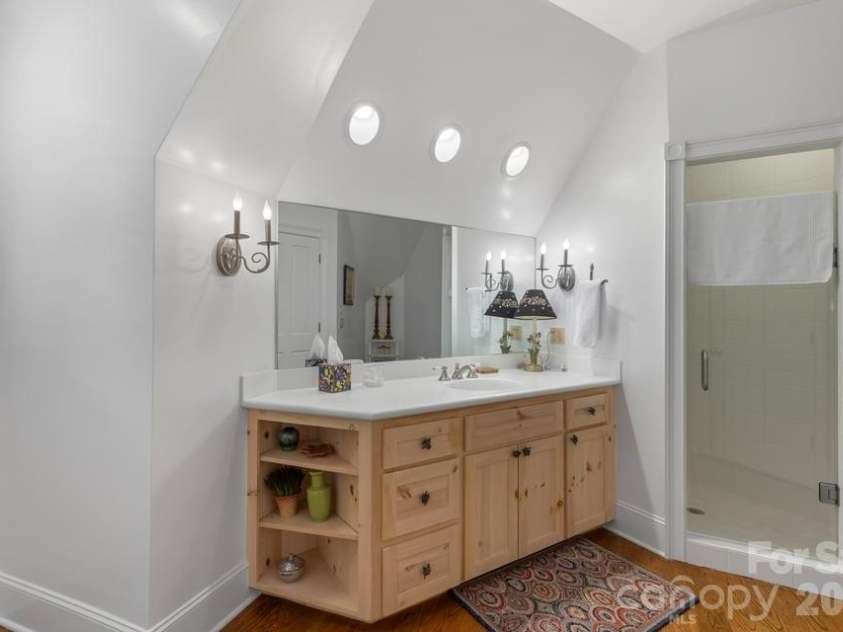 17 Sunset Trace, Highlands, NC 28741.  MLS# CAR4403993, YatesRealty ID 36901. Ensuite Guest Bath 2
