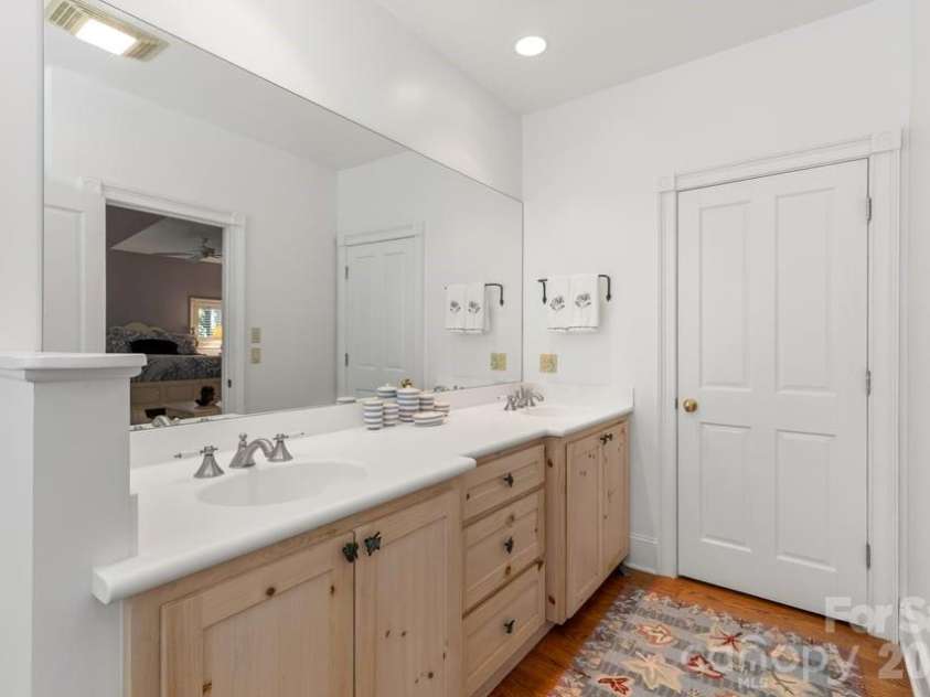 17 Sunset Trace, Highlands, NC 28741.  MLS# CAR4403993, YatesRealty ID 36901. Ensuite Guest Bath 3