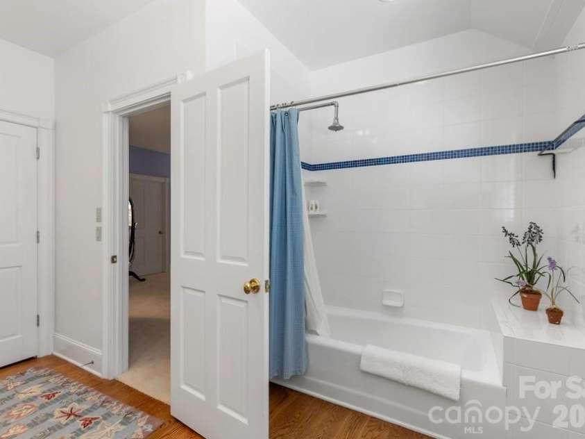 17 Sunset Trace, Highlands, NC 28741.  MLS# CAR4403993, YatesRealty ID 36901. Ensuite Guest Bath 3