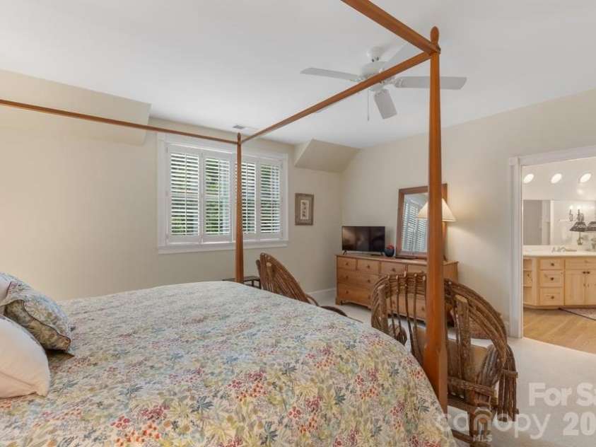 17 Sunset Trace, Highlands, NC 28741.  MLS# CAR4403993, YatesRealty ID 36901. Ensuite Guest Room 2