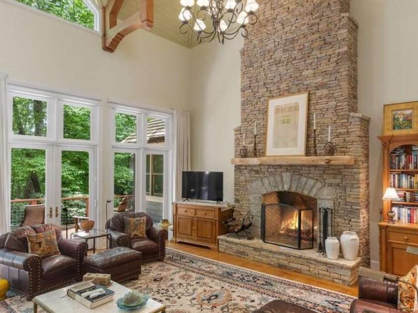 17 Sunset Trace, Highlands, NC 28741.  MLS# CAR4403993, YatesRealty ID 36901. Great Room