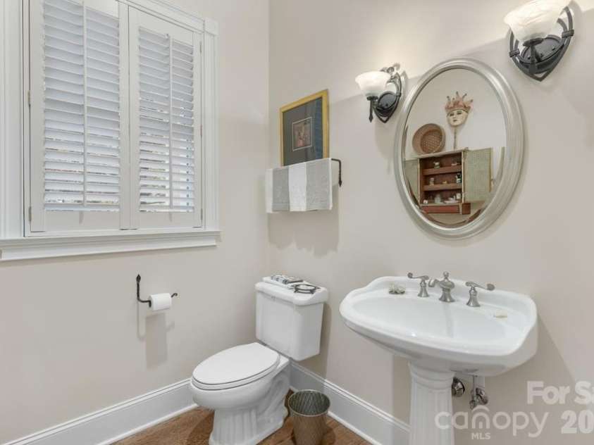 17 Sunset Trace, Highlands, NC 28741.  MLS# CAR4403993, YatesRealty ID 36901. Half Bath on Main