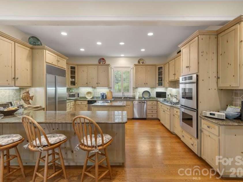 17 Sunset Trace, Highlands, NC 28741.  MLS# CAR4403993, YatesRealty ID 36901. Kitchen