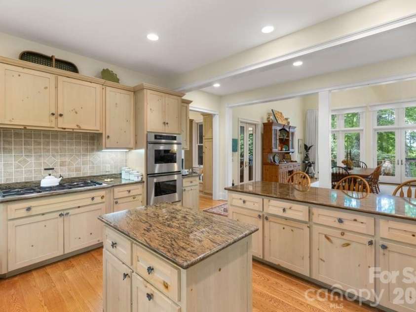 17 Sunset Trace, Highlands, NC 28741.  MLS# CAR4403993, YatesRealty ID 36901. Kitchen
