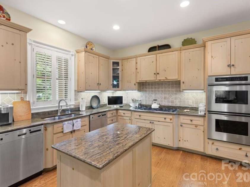 17 Sunset Trace, Highlands, NC 28741.  MLS# CAR4403993, YatesRealty ID 36901. Kitchen
