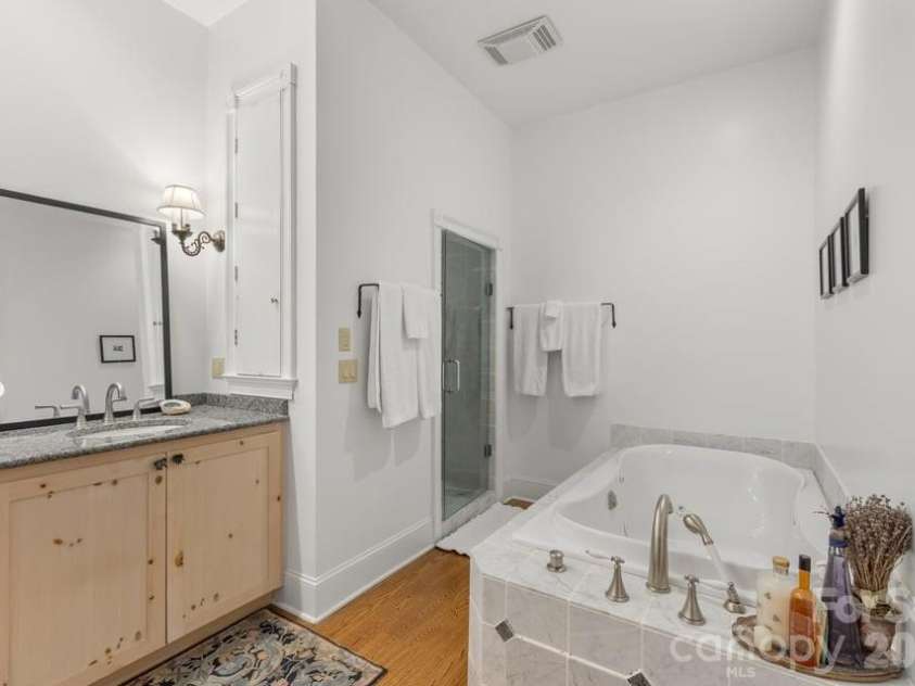 17 Sunset Trace, Highlands, NC 28741.  MLS# CAR4403993, YatesRealty ID 36901. Primary Ensuite Bathroom