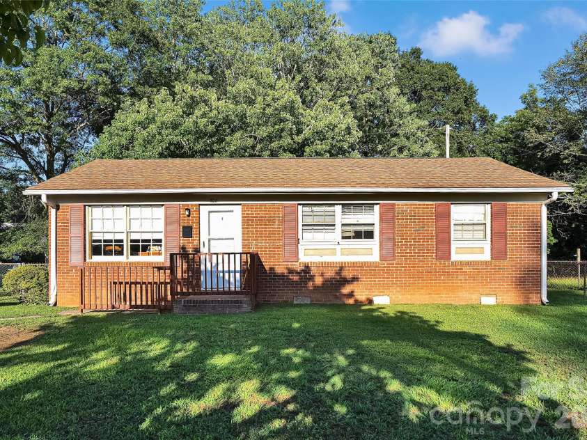 308 Pine Street, Dallas, NC 28034.  MLS# CAR4404367, YatesRealty ID 36902. 