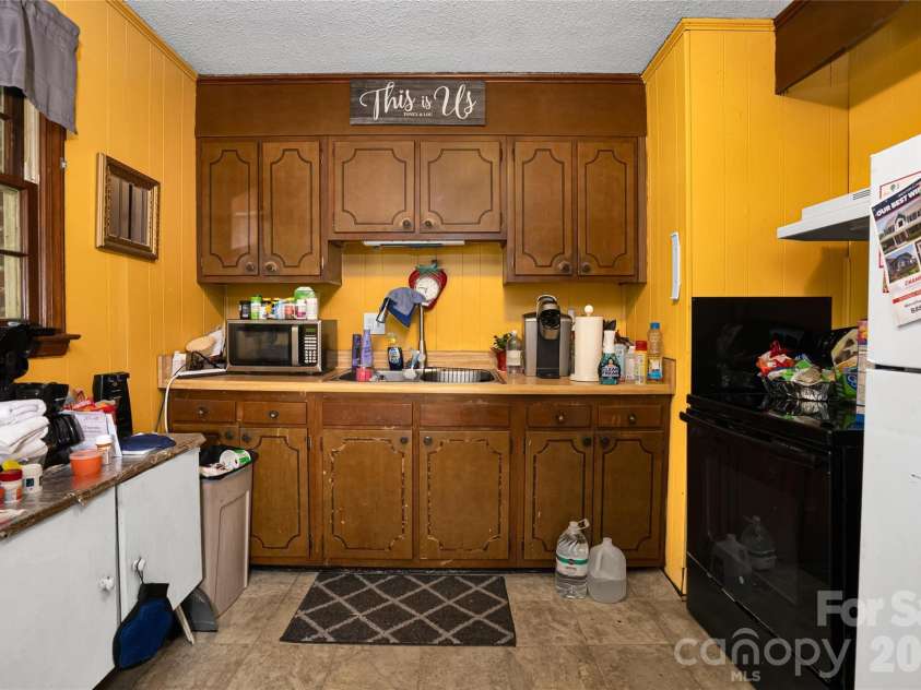 308 Pine Street, Dallas, NC 28034.  MLS# CAR4404367, YatesRealty ID 36902. 