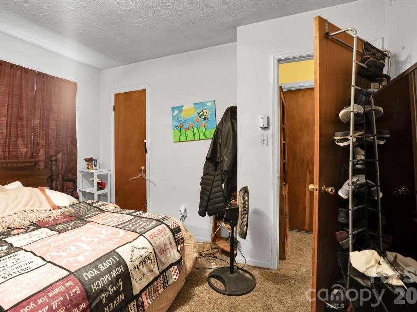 308 Pine Street, Dallas, NC 28034.  MLS# CAR4404367, YatesRealty ID 36902. 