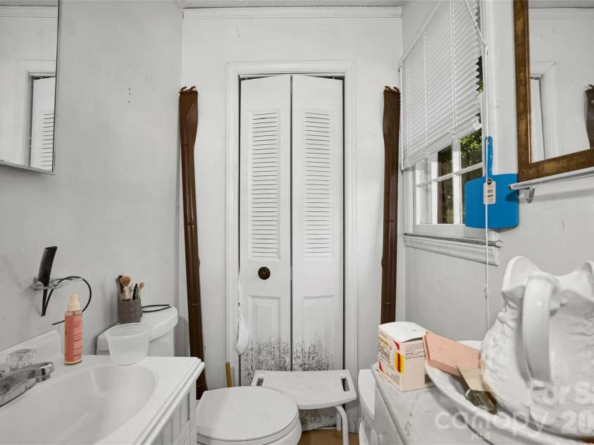 308 Pine Street, Dallas, NC 28034.  MLS# CAR4404367, YatesRealty ID 36902. 