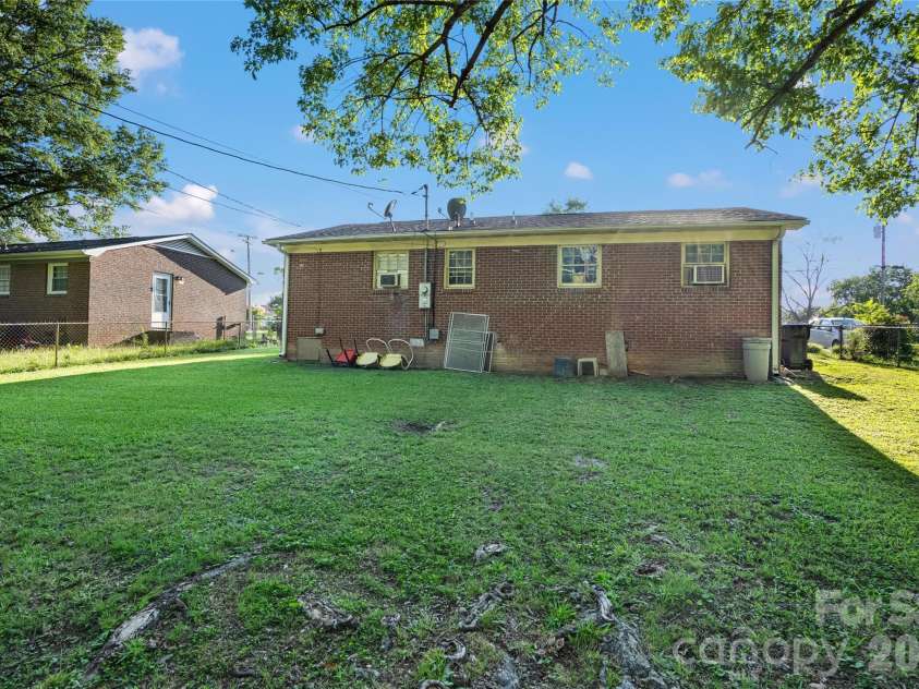 308 Pine Street, Dallas, NC 28034.  MLS# CAR4404367, YatesRealty ID 36902. 
