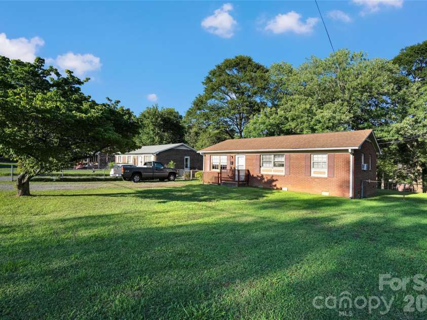 308 Pine Street, Dallas, NC 28034.  MLS# CAR4404367, YatesRealty ID 36902. 