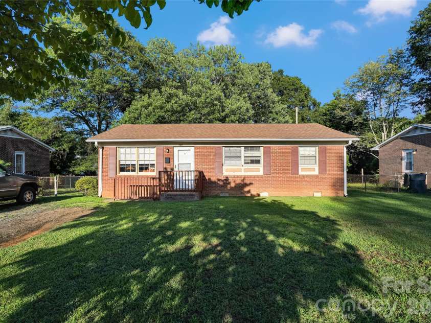 308 Pine Street, Dallas, NC 28034.  MLS# CAR4404367, YatesRealty ID 36902. 