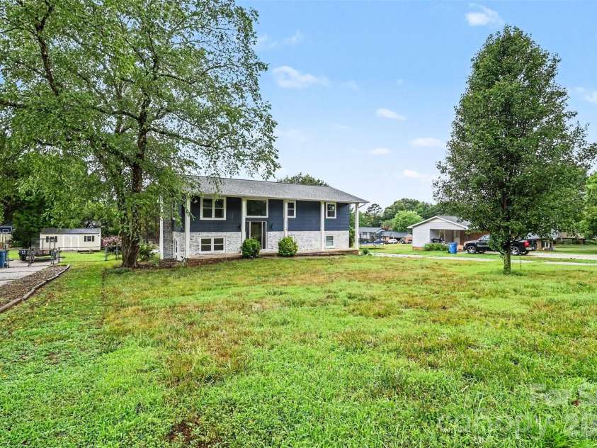 2310 24th Avenue, Hickory, NC 28601.  MLS# CAR4403781, YatesRealty ID 36904. 