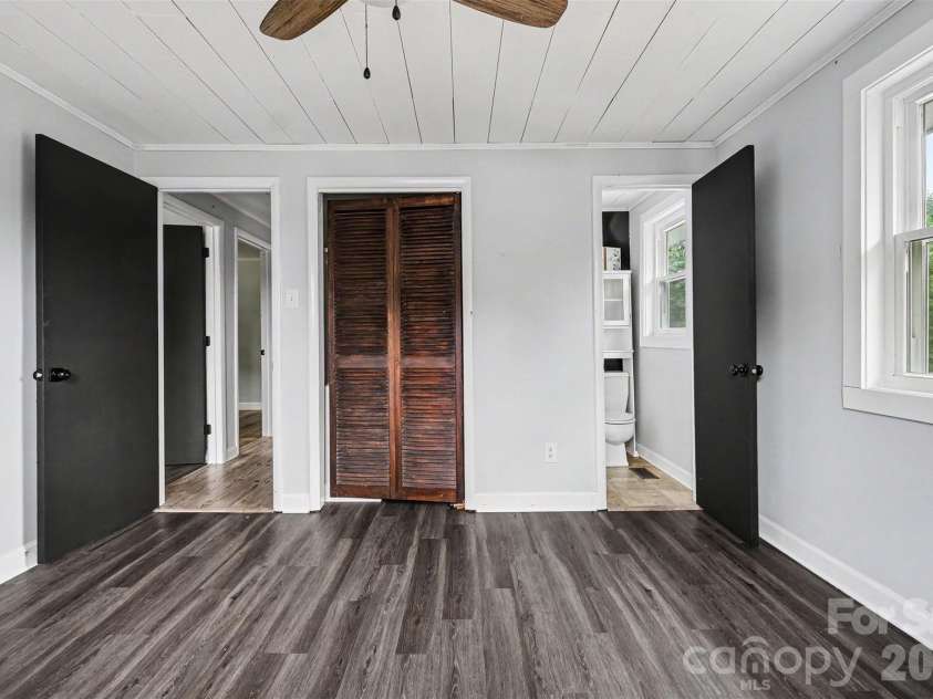 2310 24th Avenue, Hickory, NC 28601.  MLS# CAR4403781, YatesRealty ID 36904. 