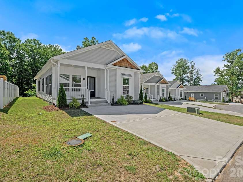 128 Bellamy Road, Asheville, NC 28806.  MLS# CAR4404256, YatesRealty ID 36906. 