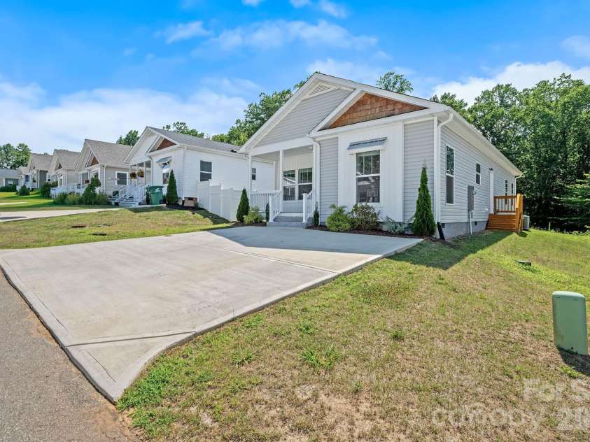 128 Bellamy Road, Asheville, NC 28806.  MLS# CAR4404256, YatesRealty ID 36906. 