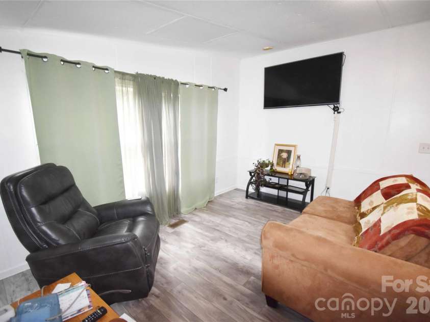 1515 States Avenue, Morganton, NC 28655.  MLS# CAR4403770, YatesRealty ID 36907. 
