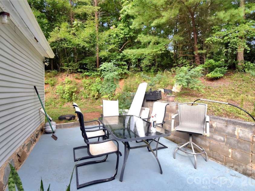 1515 States Avenue, Morganton, NC 28655.  MLS# CAR4403770, YatesRealty ID 36907. 