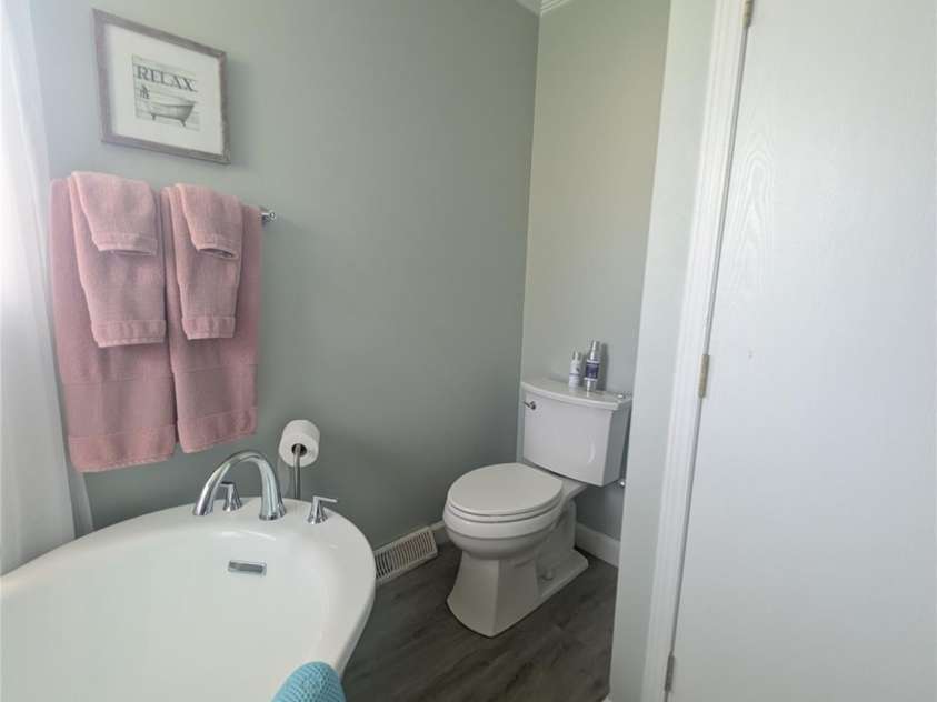 5728 Walker Way, Kings Mountain, NC 28086.  MLS# CAR4404021, YatesRealty ID 36909. Soaking tub