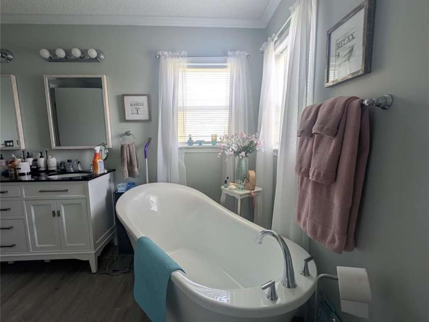 5728 Walker Way, Kings Mountain, NC 28086.  MLS# CAR4404021, YatesRealty ID 36909. Soaking tub