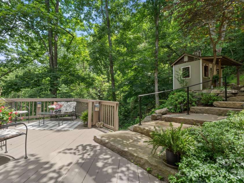 221 White Oak Trail, Banner Elk, NC 28604.  MLS# CAR4404410, YatesRealty ID 36912. 