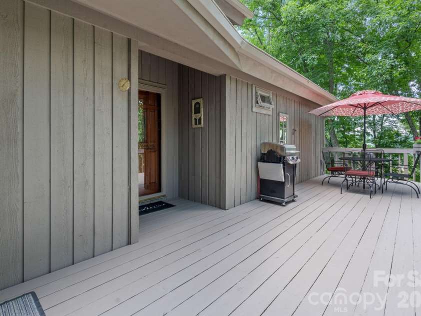 221 White Oak Trail, Banner Elk, NC 28604.  MLS# CAR4404410, YatesRealty ID 36912. 