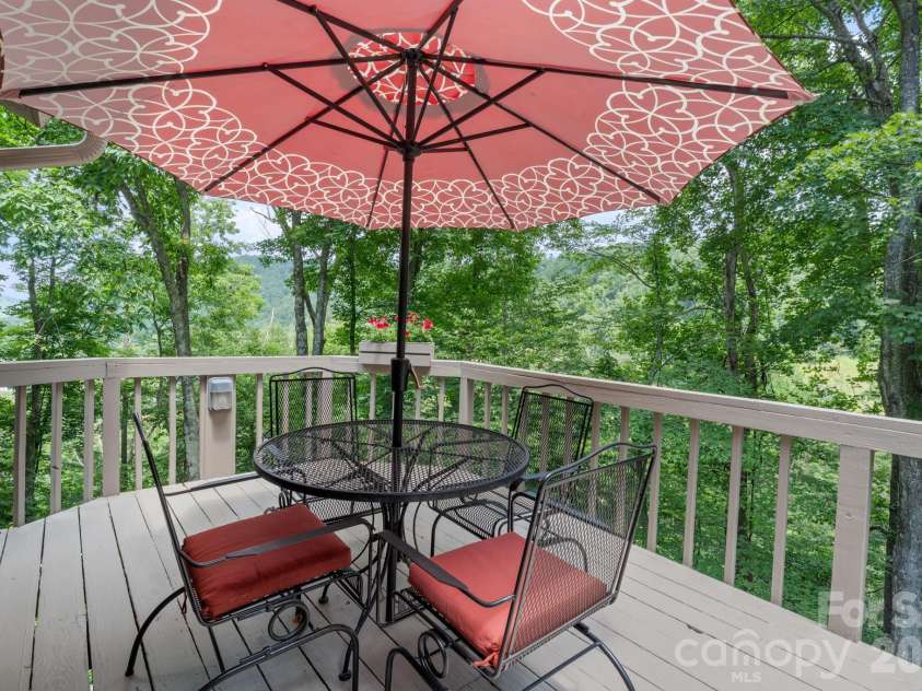 221 White Oak Trail, Banner Elk, NC 28604.  MLS# CAR4404410, YatesRealty ID 36912. 