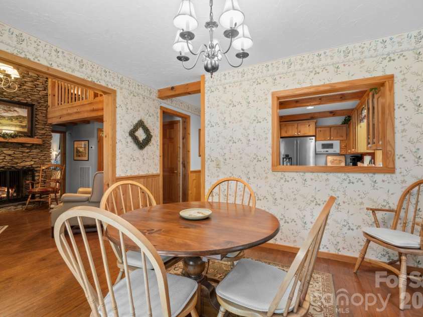 221 White Oak Trail, Banner Elk, NC 28604.  MLS# CAR4404410, YatesRealty ID 36912. 