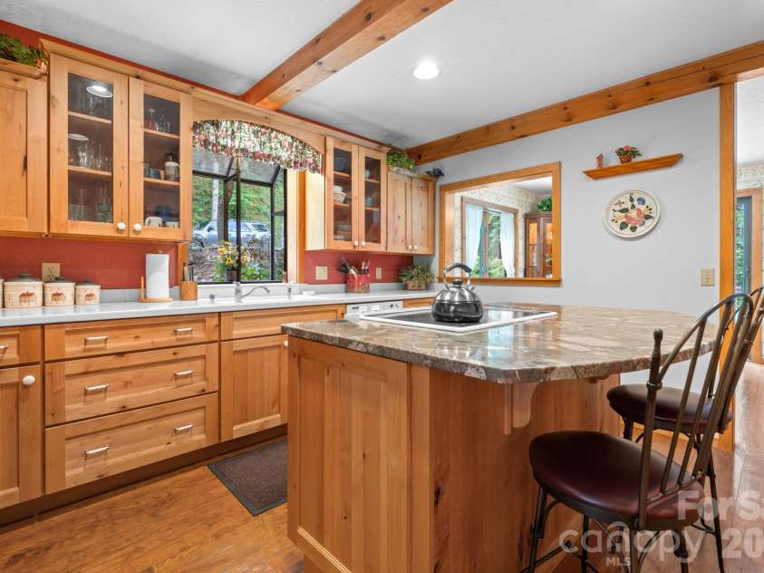 221 White Oak Trail, Banner Elk, NC 28604.  MLS# CAR4404410, YatesRealty ID 36912. 