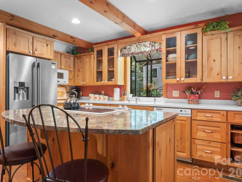 221 White Oak Trail, Banner Elk, NC 28604.  MLS# CAR4404410, YatesRealty ID 36912. 