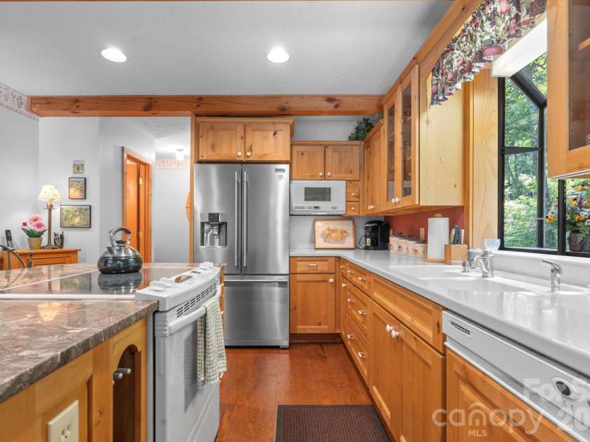 221 White Oak Trail, Banner Elk, NC 28604.  MLS# CAR4404410, YatesRealty ID 36912. 