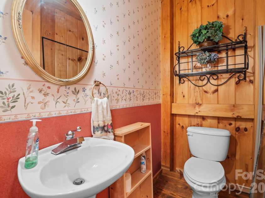 221 White Oak Trail, Banner Elk, NC 28604.  MLS# CAR4404410, YatesRealty ID 36912. 