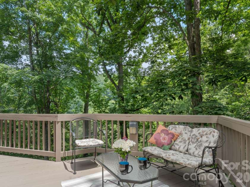 221 White Oak Trail, Banner Elk, NC 28604.  MLS# CAR4404410, YatesRealty ID 36912. 
