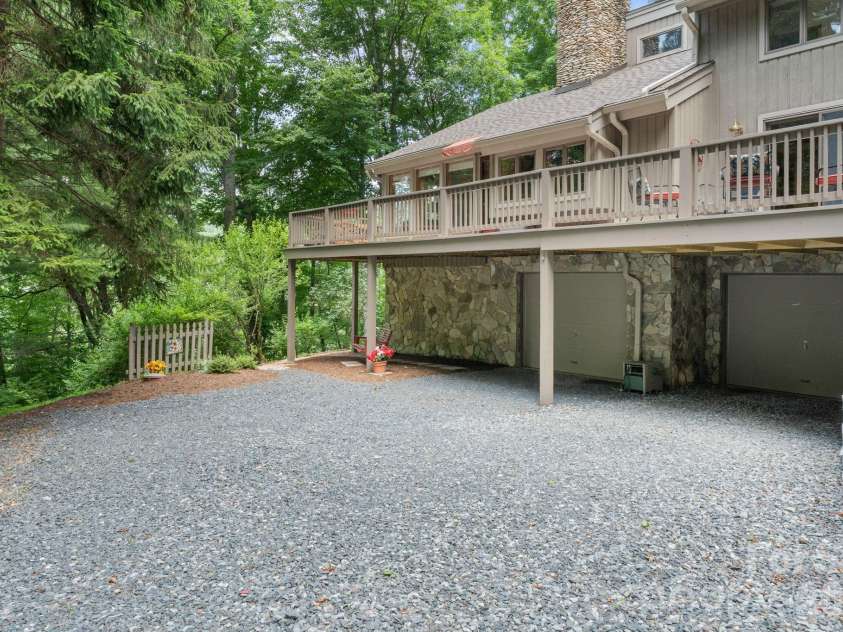 221 White Oak Trail, Banner Elk, NC 28604.  MLS# CAR4404410, YatesRealty ID 36912. 