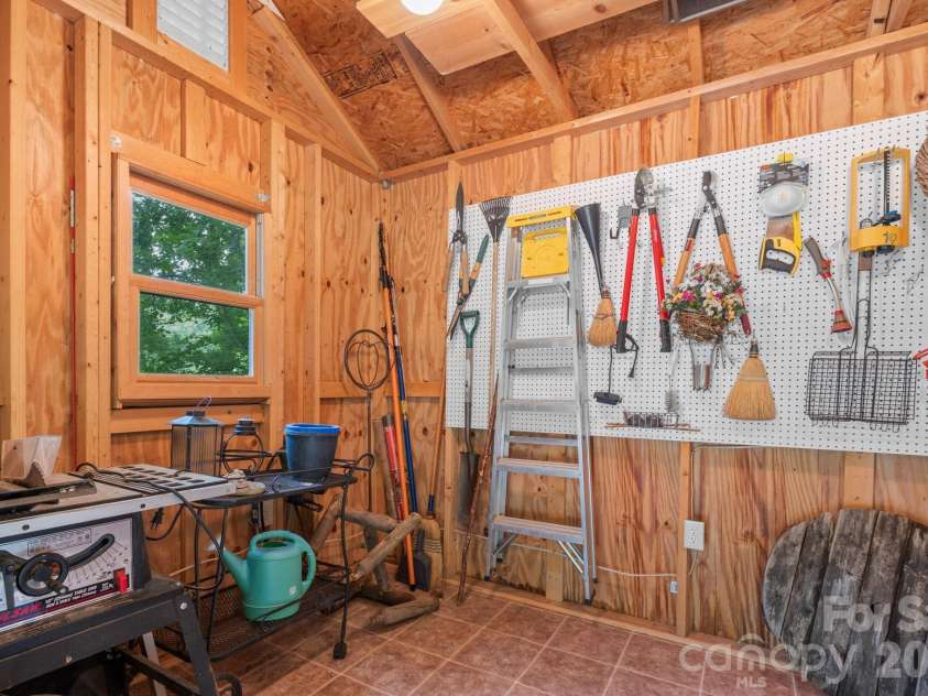 221 White Oak Trail, Banner Elk, NC 28604.  MLS# CAR4404410, YatesRealty ID 36912. 