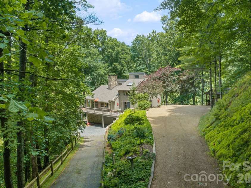 221 White Oak Trail, Banner Elk, NC 28604.  MLS# CAR4404410, YatesRealty ID 36912. 
