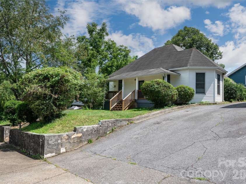 30 Bartlett Street, Asheville, NC 28801.  MLS# CAR4402676, YatesRealty ID 36917. 