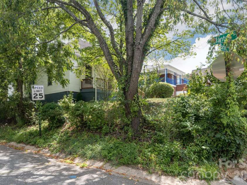 30 Bartlett Street, Asheville, NC 28801.  MLS# CAR4402676, YatesRealty ID 36917. 
