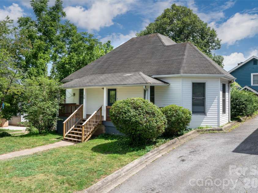 30 Bartlett Street, Asheville, NC 28801.  MLS# CAR4402676, YatesRealty ID 36917. 