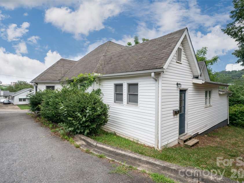 30 Bartlett Street, Asheville, NC 28801.  MLS# CAR4402676, YatesRealty ID 36917. 