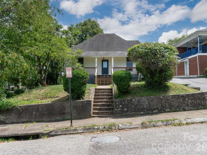 30 Bartlett Street, Asheville, NC 28801.  MLS# CAR4402676, YatesRealty ID 36917. 