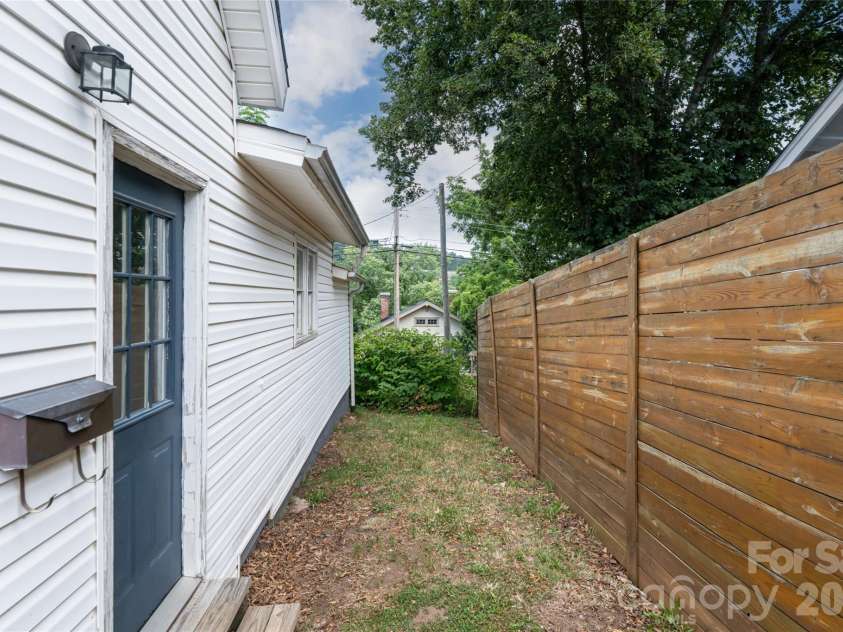 30 Bartlett Street, Asheville, NC 28801.  MLS# CAR4402676, YatesRealty ID 36917. 