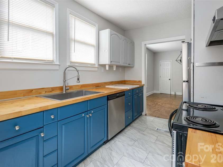 30 Bartlett Street, Asheville, NC 28801.  MLS# CAR4402676, YatesRealty ID 36917. 