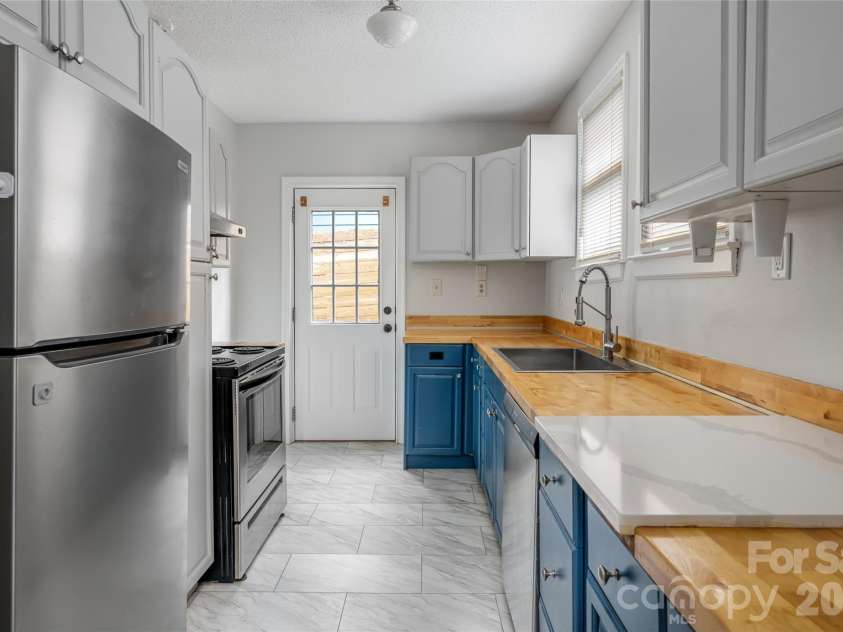 30 Bartlett Street, Asheville, NC 28801.  MLS# CAR4402676, YatesRealty ID 36917. 
