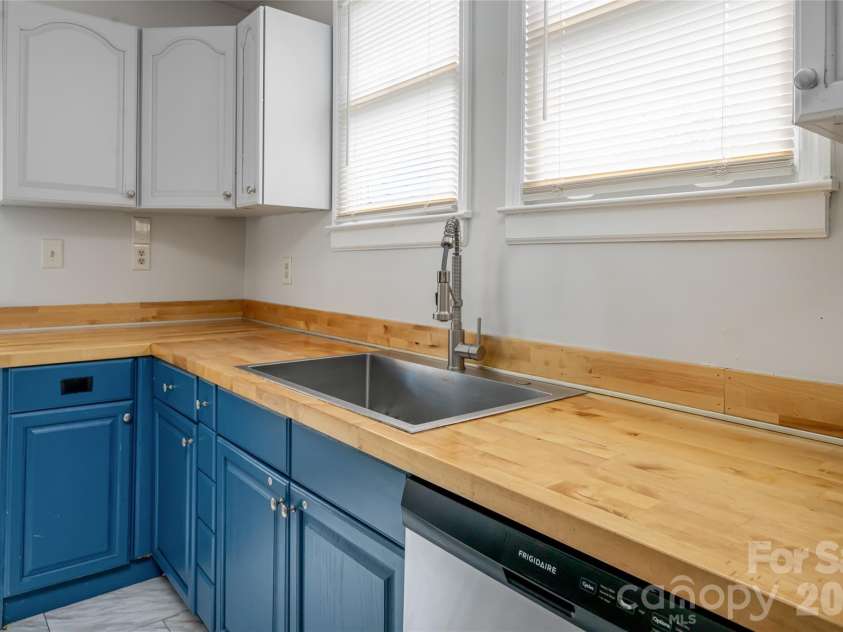 30 Bartlett Street, Asheville, NC 28801.  MLS# CAR4402676, YatesRealty ID 36917. 