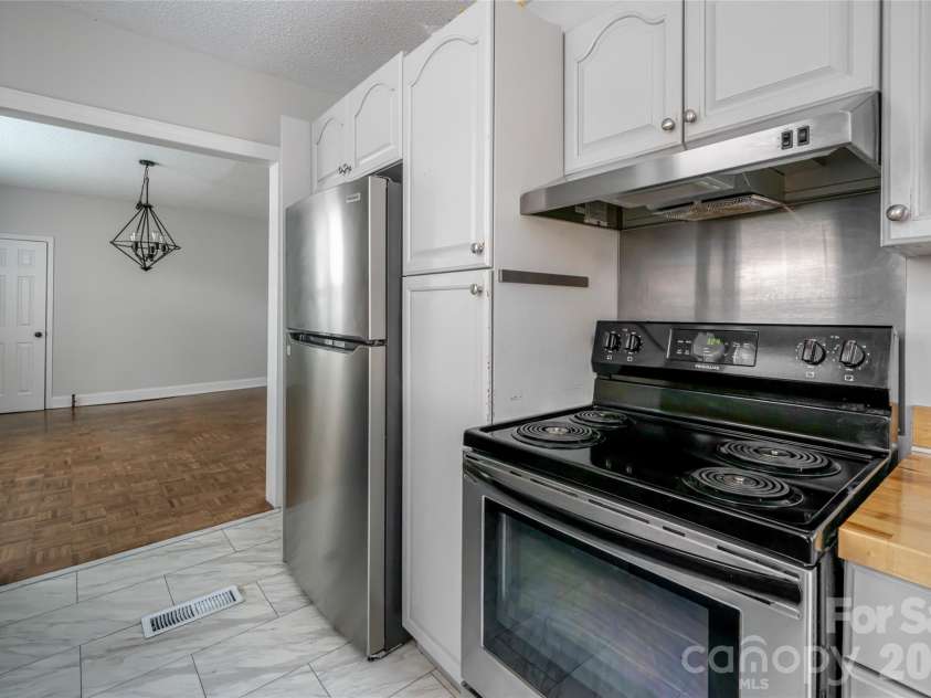 30 Bartlett Street, Asheville, NC 28801.  MLS# CAR4402676, YatesRealty ID 36917. 